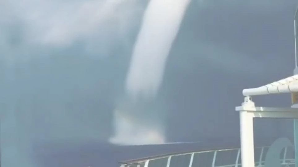 Απίστευτο θέαμα: Υδροστρόβιλος «γίγαντας» στη Σαντορίνη